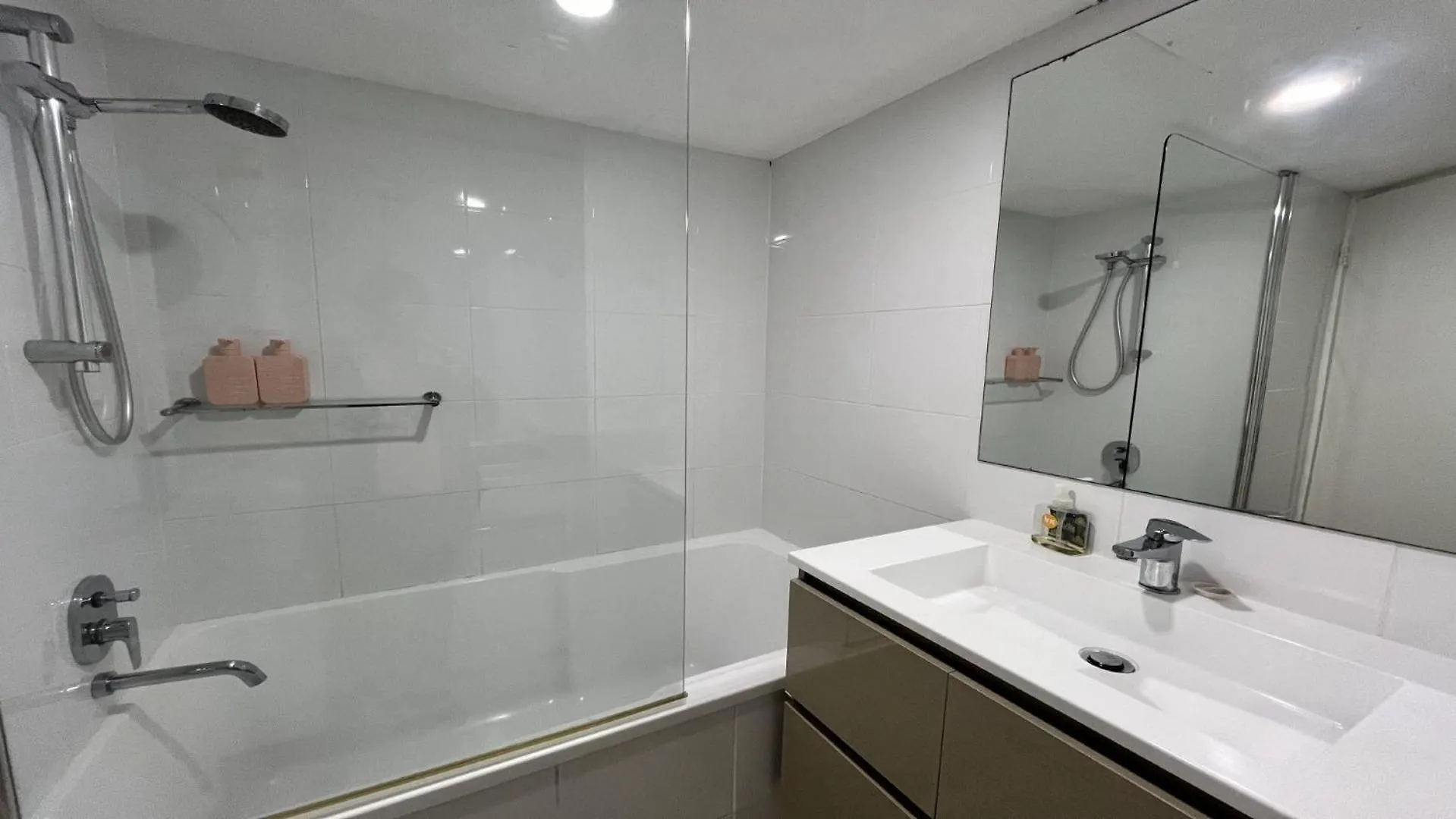 Absolute Waterfront With Rooftop! كالوندرا 0*,  أستراليا