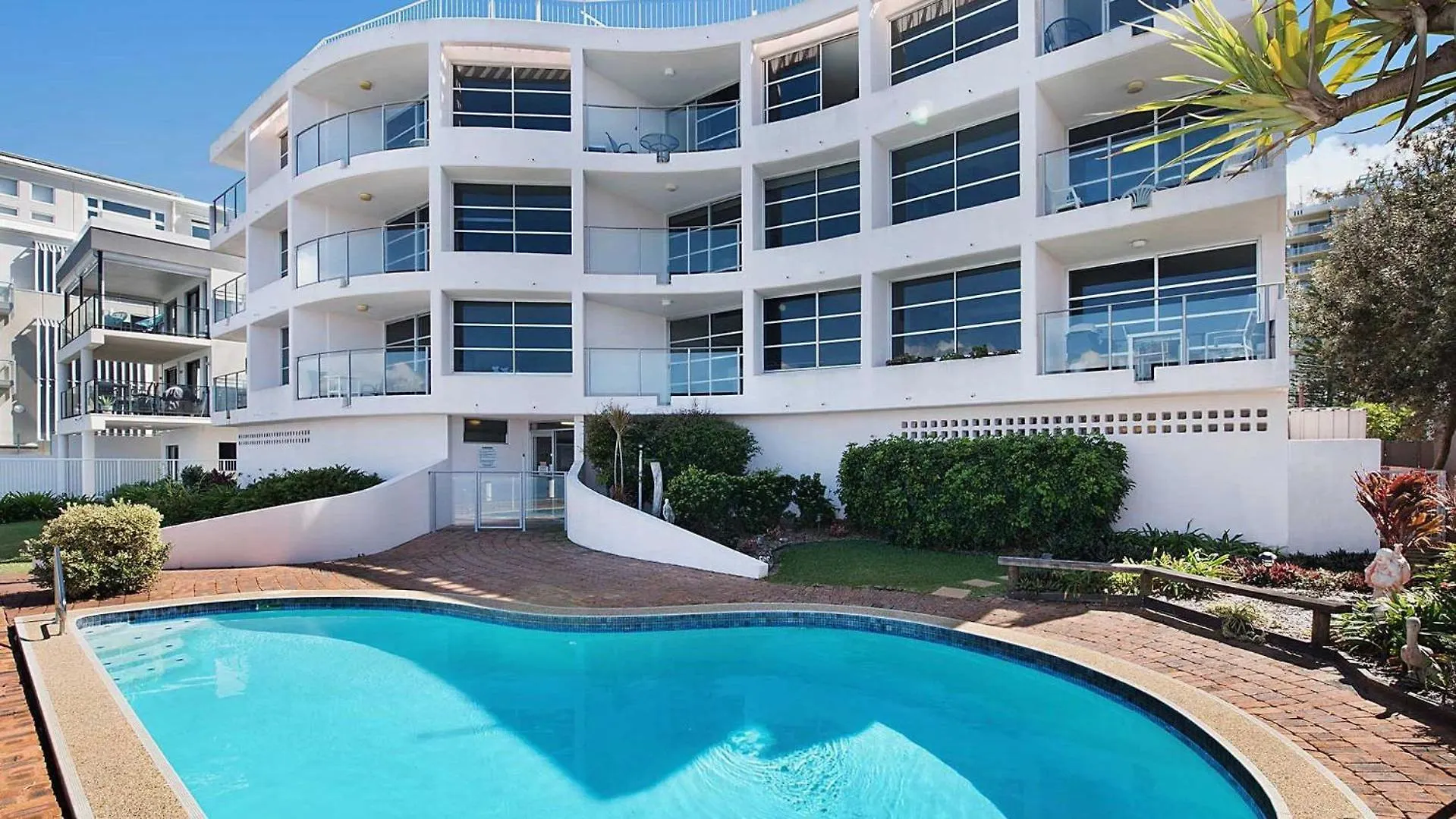 Absolute Waterfront With Rooftop! كالوندرا