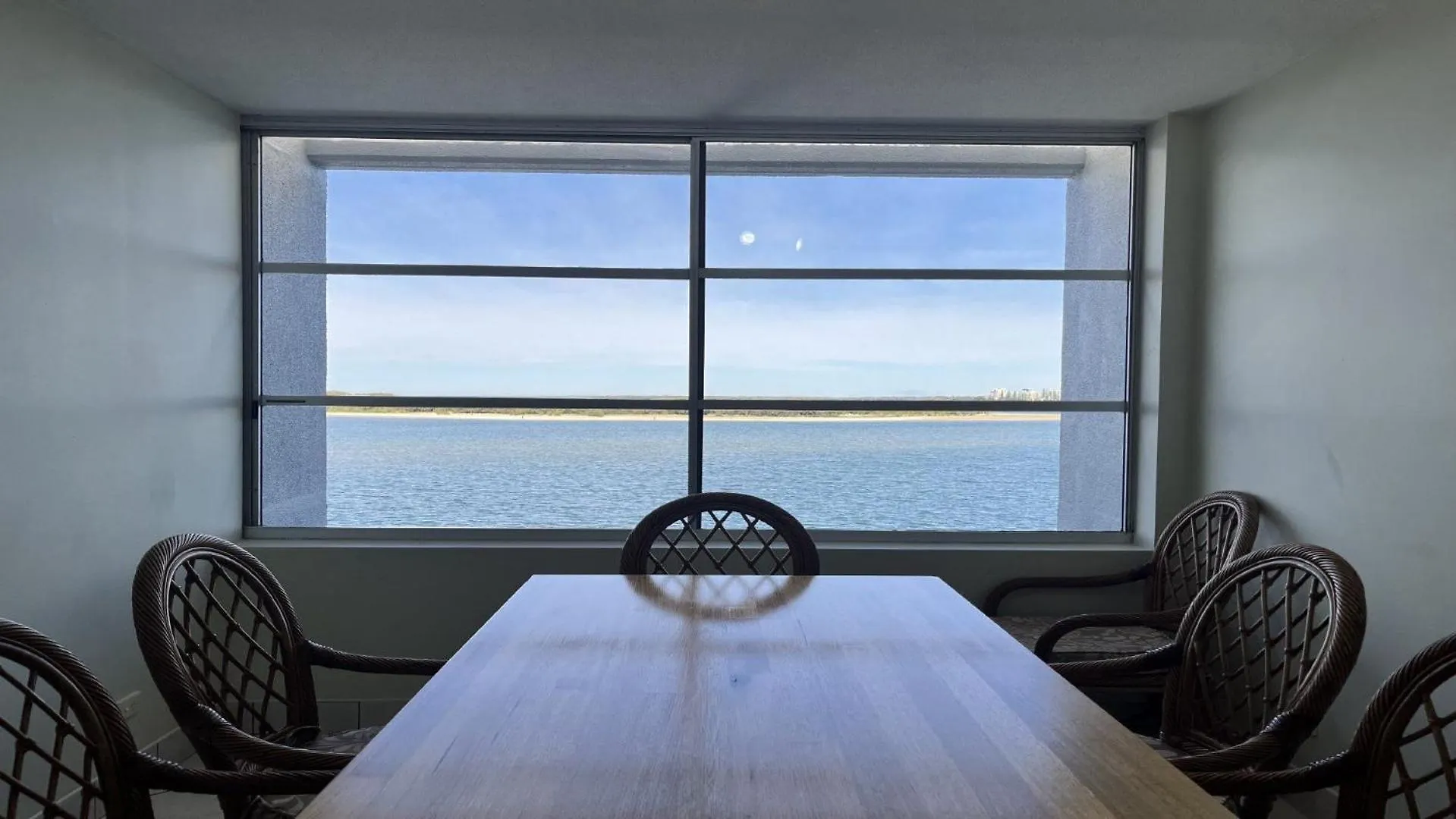 Absolute Waterfront With Rooftop! Caloundra 0*,